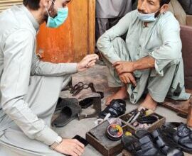 Photo of جوتے مرمت کرنے والے نے سرکاری امداد ٹھکرادی،اسسٹنٹ کمشنر منہ دیکھتے رہے گئے