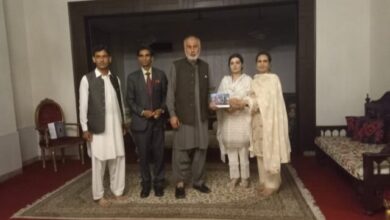 Photo of مشعال ملک اور وائس چانسلر منصور کنڈی کے یاداشت پر دستخط