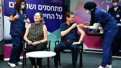 Photo of اسرائیلی صدر اور اہلیہ نے کورونا ویکسین کی تیسری ڈوز لگوالی