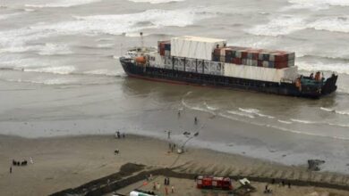 Photo of ہینگ ٹونگ کو نکالنے کے لیے منگوائی گئی کرین شپ بھی ریت میں دھنس گئی