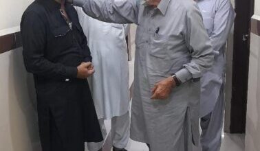 Photo of خورشید احمد خان عاطف زیدی کے بیٹے کی عیادت کےلئے ہسپتال پہنچ گئے