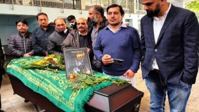 Photo of عمر شریف کو  عبداللہ شاہ غازی کے مزار کے احاطے میں سپرد خاک کردیا