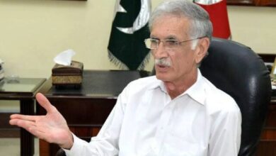 Photo of حماد اظہر اور پرویز خٹک میں‌ تلخ کلامی، میں‌ سگریٹ پینے گیا تھا: وزیر دفاع