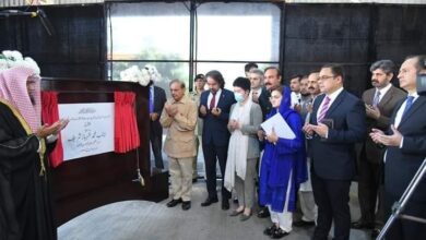 Photo of سابق وزیر اعظم ہیلی کاپٹر پر آتے تھے انہیں غربت سے کیا غرض ، اسی رفتار سے کام کرتا رہوں گا:وزیراعظم