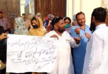 Photo of کرپٹ ڈی ڈی ای او کی بحالی کی کوشش، اساتذہ کا شاہ محمود کے گھر کے سامنے احتجاج