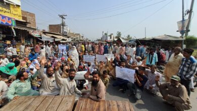 Photo of ملتان سمیت جنوبی پنجاب کے سکولوں میں مکمل ہڑتال، اساتذہ اور طلباء نے مرکزی شاہراہیں بند کردیں