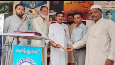 Photo of نہم کے امتحان میں پوزیشن لینے پر گورنمنٹ سکول کے طالب علم اور اہل خانہ کے لئے کتب اور کیش کا تحفہ