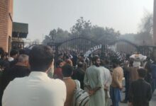 Photo of زکریا یونیورسٹی کے عقبی گیٹ بند کرنے اور رکشہ سروس پابندی کے خلاف طلباء کا احتجاج