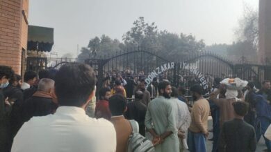 Photo of زکریا یونیورسٹی کے عقبی گیٹ بند کرنے اور رکشہ سروس پابندی کے خلاف طلباء کا احتجاج