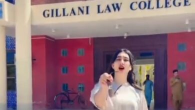 Photo of گیلانی لا کالج زکریا یونیورسٹی کی لڑکی ٹک ٹاک ویڈیو وائرل ہوگئی، تعلیمی حلقوں کی تنقید